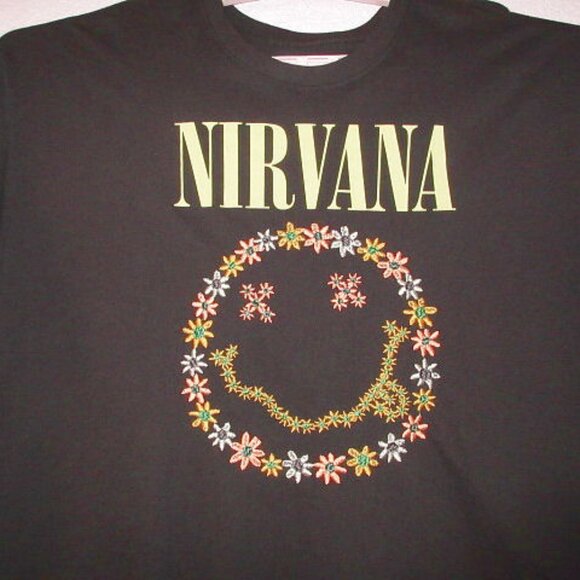 Torrid Nirvana T-Shirt Women's 1X Embroidered Smile Grunge Oversized Fits 3X 4X - Picture 2 of 10